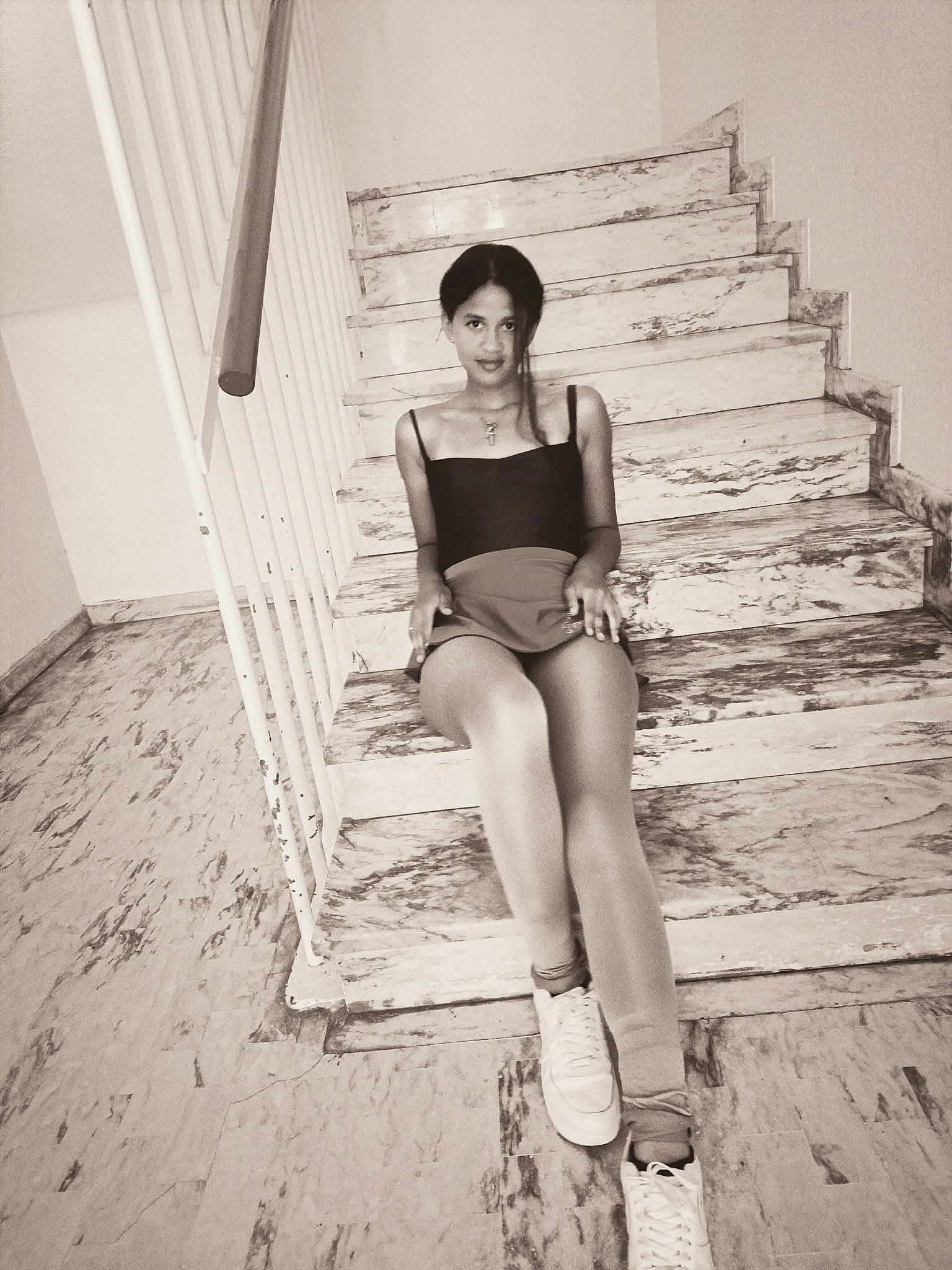 Grace Méline participe au concours pour gagner de l'argent avec cette photo : black_and_white, comfort, eyewear, fashion_design, flash_photography, flooring, human_leg, knee, leg, long_hair, monochrome, monochrome_photography, person, stairs, standing, style, thigh, tints_and_shades, waist, wall