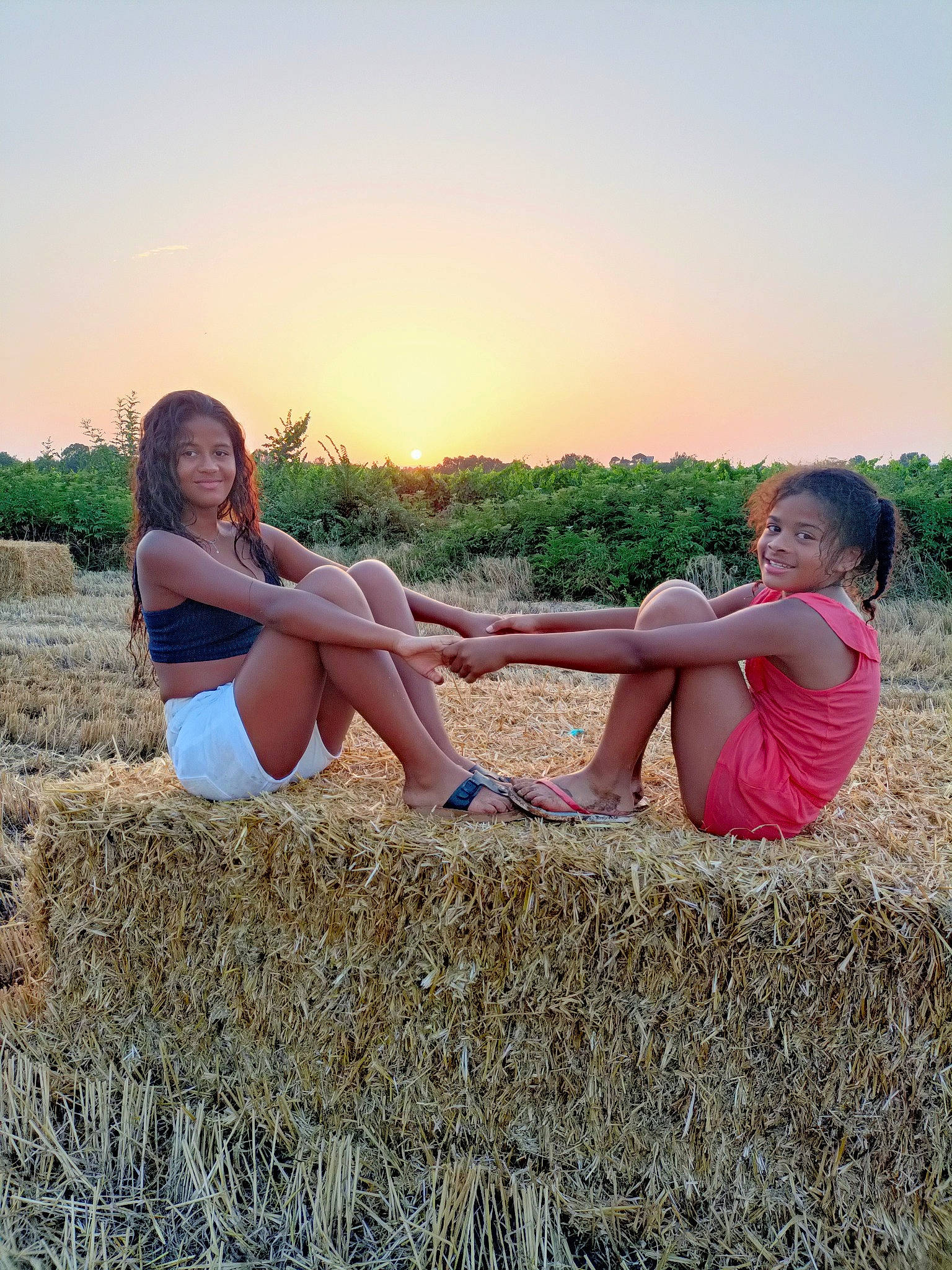 Grace Méline a rejoint le concours — aidez-le/la à gagner de superbes lots ! agriculture, event, flash_photography, fun, gesture, grass, grassland, happy, horizon, human_leg, joy, landscape, leisure, people_in_nature, person, prairie, sitting, sky, sunlight, t_shirt