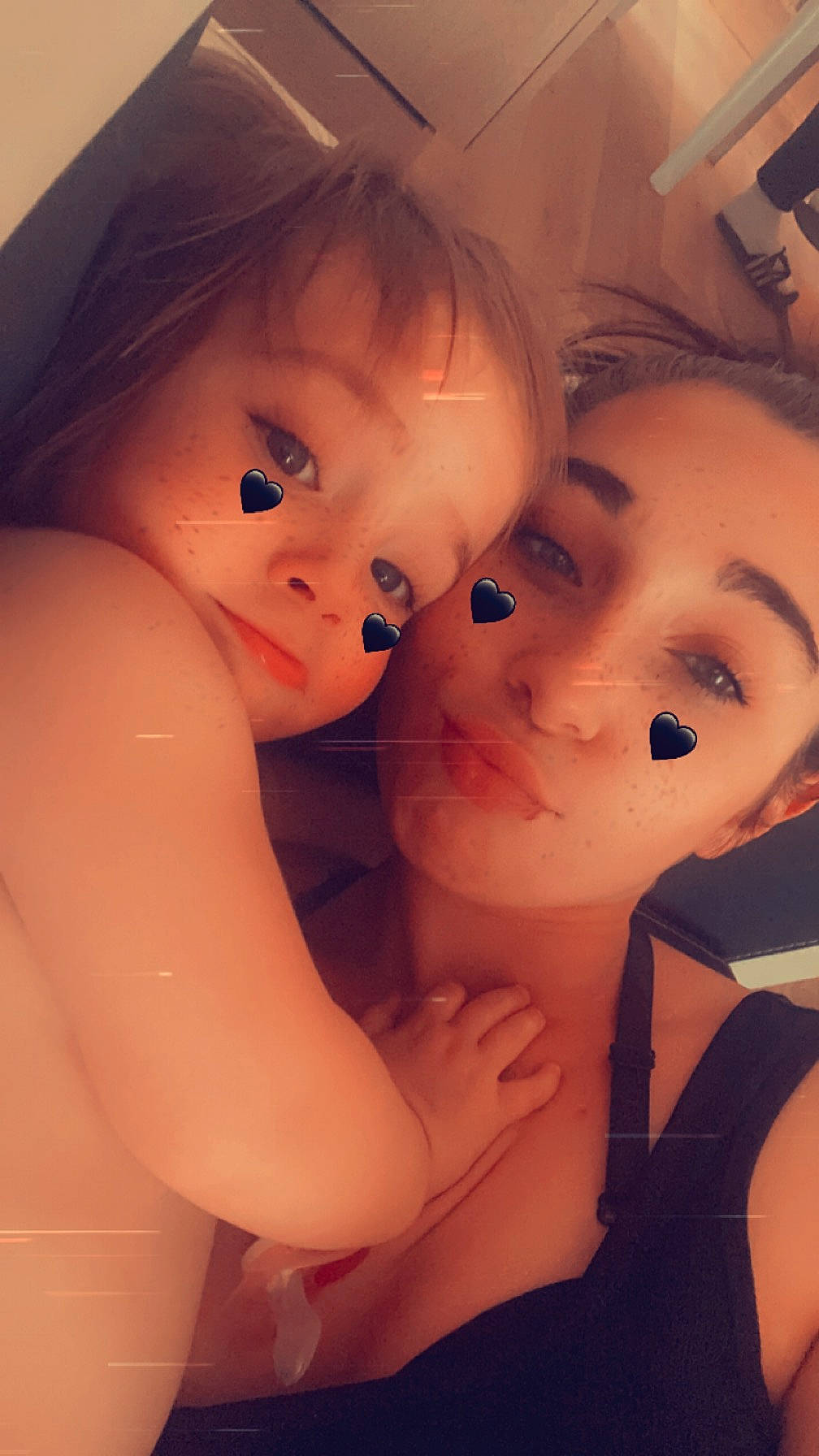 Emily a rejoint le concours — aidez-le/la à gagner de superbes lots ! black_hair, cheek, chest, chin, ear, eyebrow, eyelash, finger, flash_photography, forehead, fun, gesture, happy, human, iris, jaw, lip, mouth, nose, person