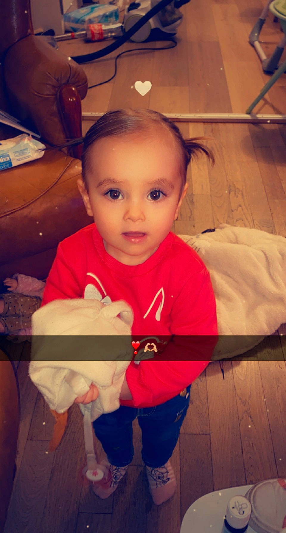 Emily a rejoint le concours — aidez-le/la à gagner de superbes lots ! chair, child, cool, flash_photography, flooring, fun, happy, leisure, lighting, person, play, room, shoulder, sitting, skin, sleeve, square, t_shirt, toddler, vacation