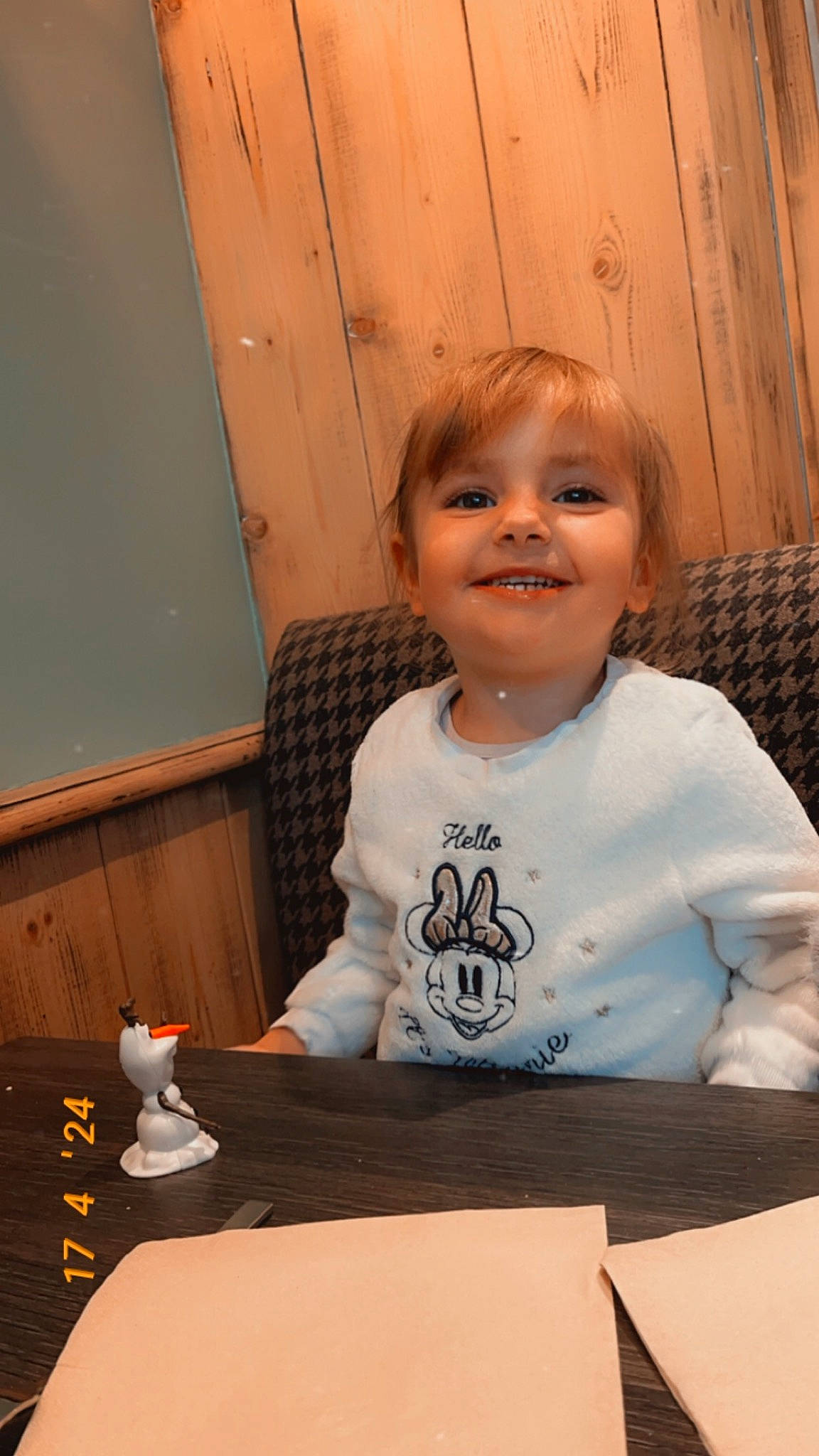 Emily a rejoint le concours — aidez-le/la à gagner de superbes lots ! cheek, child, chin, desk, flooring, fun, happy, hardwood, joy, laugh, person, room, sitting, smile, standing, t_shirt, table, tableware, toddler, tree