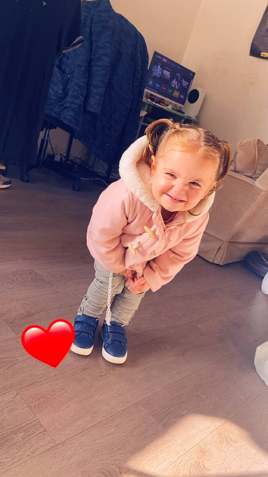 Emily participe au concours pour gagner de l'argent avec cette photo : balloon, chair, child, electric_blue, entertainment, event, floor, flooring, fun, happy, hardwood, human_leg, joy, laugh, leisure, performing_arts, person, recreation, sitting, smile