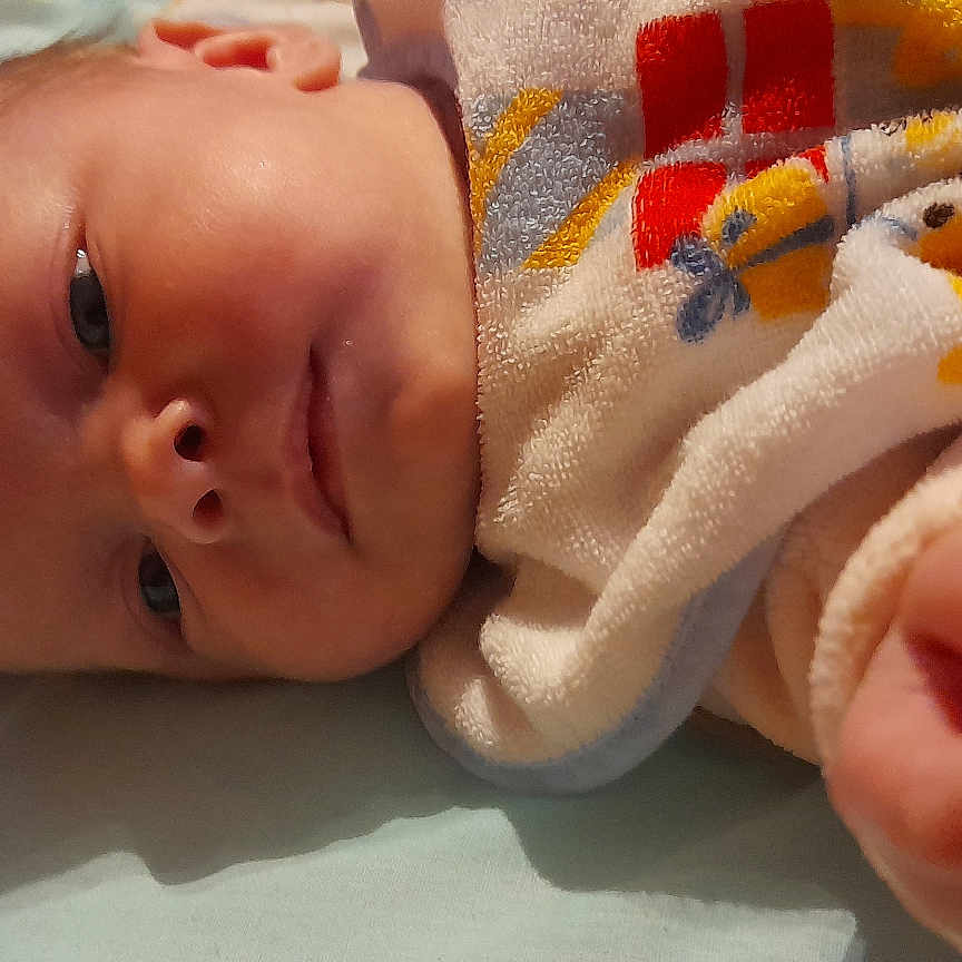 Morgane a rejoint le concours — aidez-le/la à gagner de superbes lots ! baby, blanket, bodypart, bonnet, clothing, crib, face, finger, furniture, hand, hat, head, infantbed, mouth, newborn, person, photography, portrait, quilt, towel