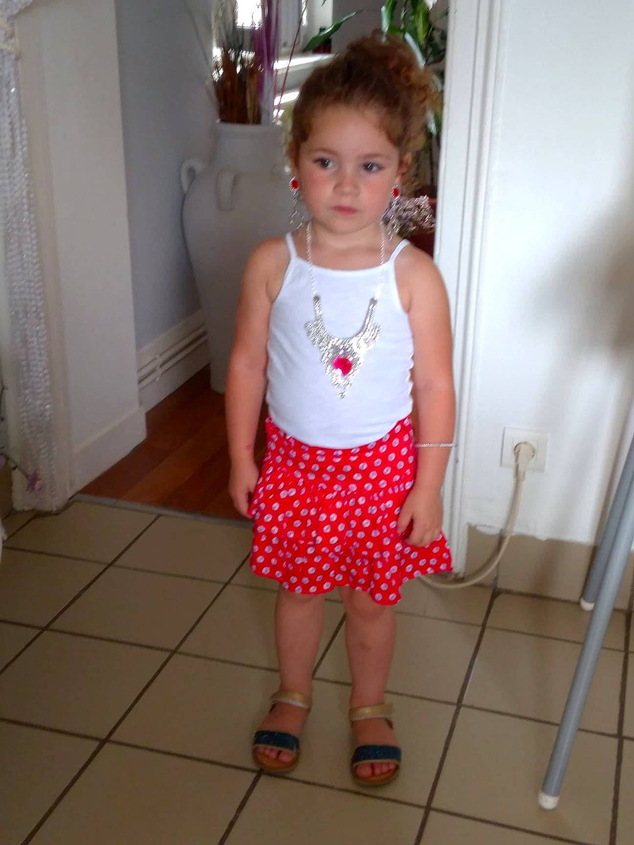 Inès participe au concours pour gagner de l'argent avec cette photo : baby_toddler_clothing, child, clothing, design, dress, pattern, person, polka_dot, toddler