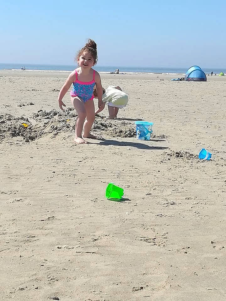 Inès a rejoint le concours — aidez-le/la à gagner de superbes lots ! barefoot, beach, coast, coastal_and_oceanic_landforms, fun, holiday, leg, leisure, ocean, person, play, sand, sea, shore, summer, sun_tanning, tourism, vacation