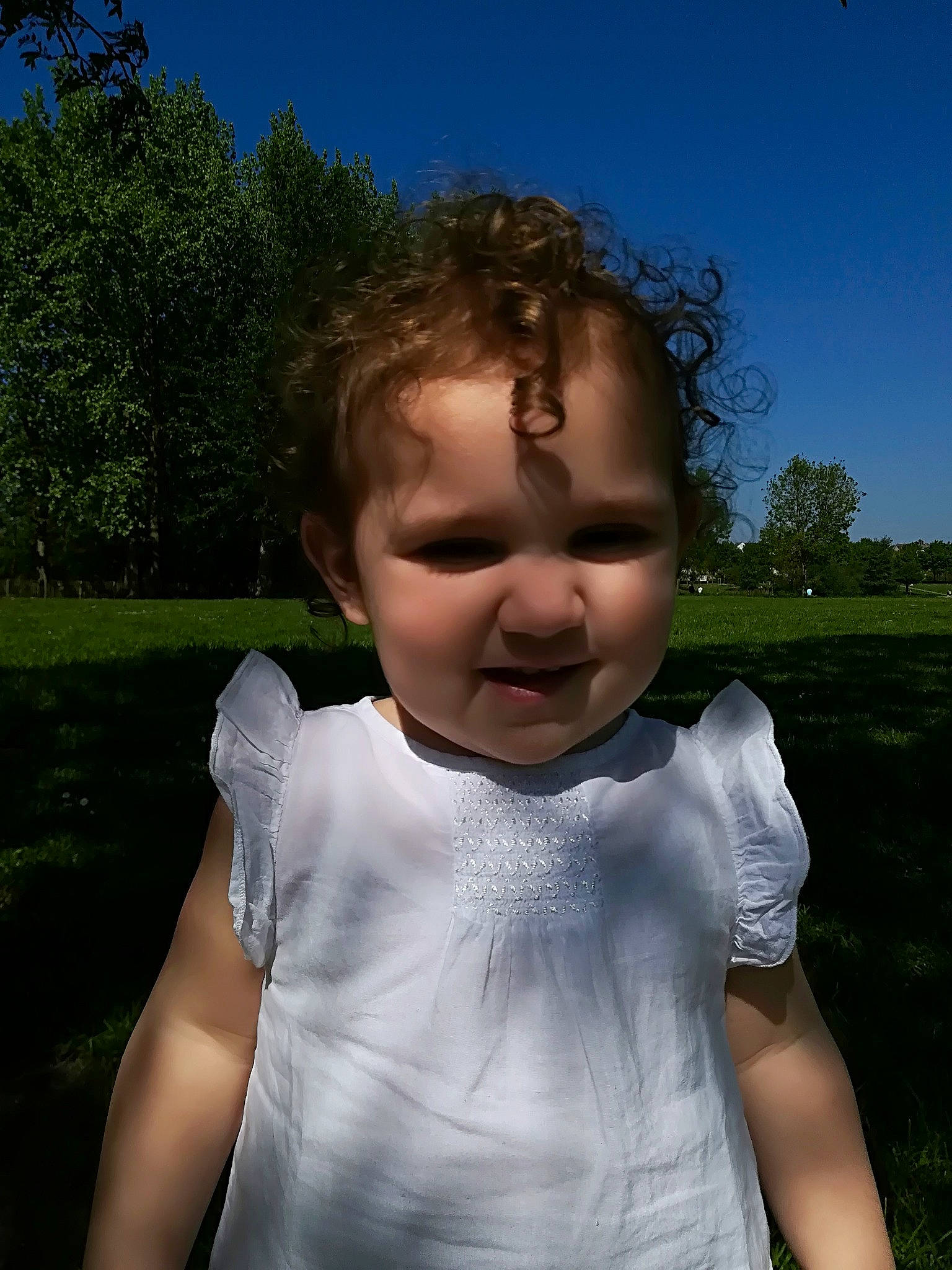 Zélia a rejoint le concours — aidez-le/la à gagner de superbes lots ! child, cool, face, fun, grass, hand, head, leaf, lip, meadow, mouth, neck, nose, person, photography, sky, smile, summer, sunlight, toddler