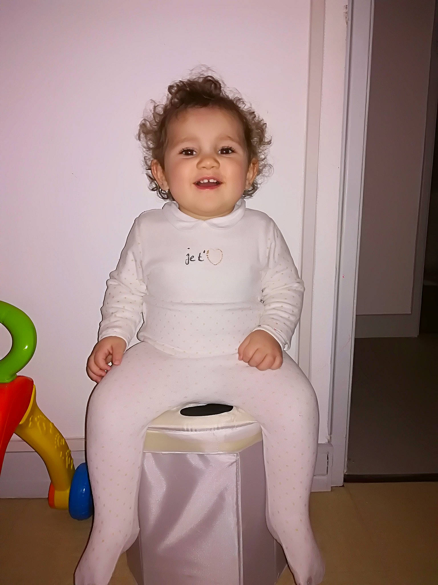 Zélia a rejoint le concours — aidez-le/la à gagner de superbes lots ! arm, baby, chair, chamber_pot, child, joint, leg, person, play, potty_training, shoulder, sitting, skin, standing, toddler, white