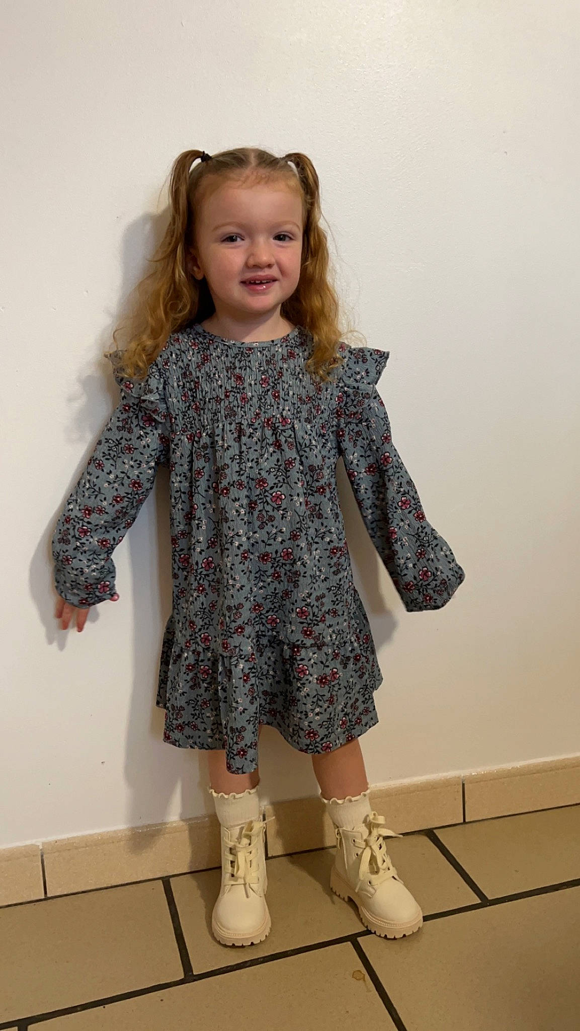 Oihana participe au concours pour gagner de l'argent avec cette photo : arm, baby_toddler_clothing, child, fashion_design, hair, hairstyle, happy, head, joint, joy, knee, leg, neck, outerwear, pattern, person, shoulder, sleeve, smile, standing