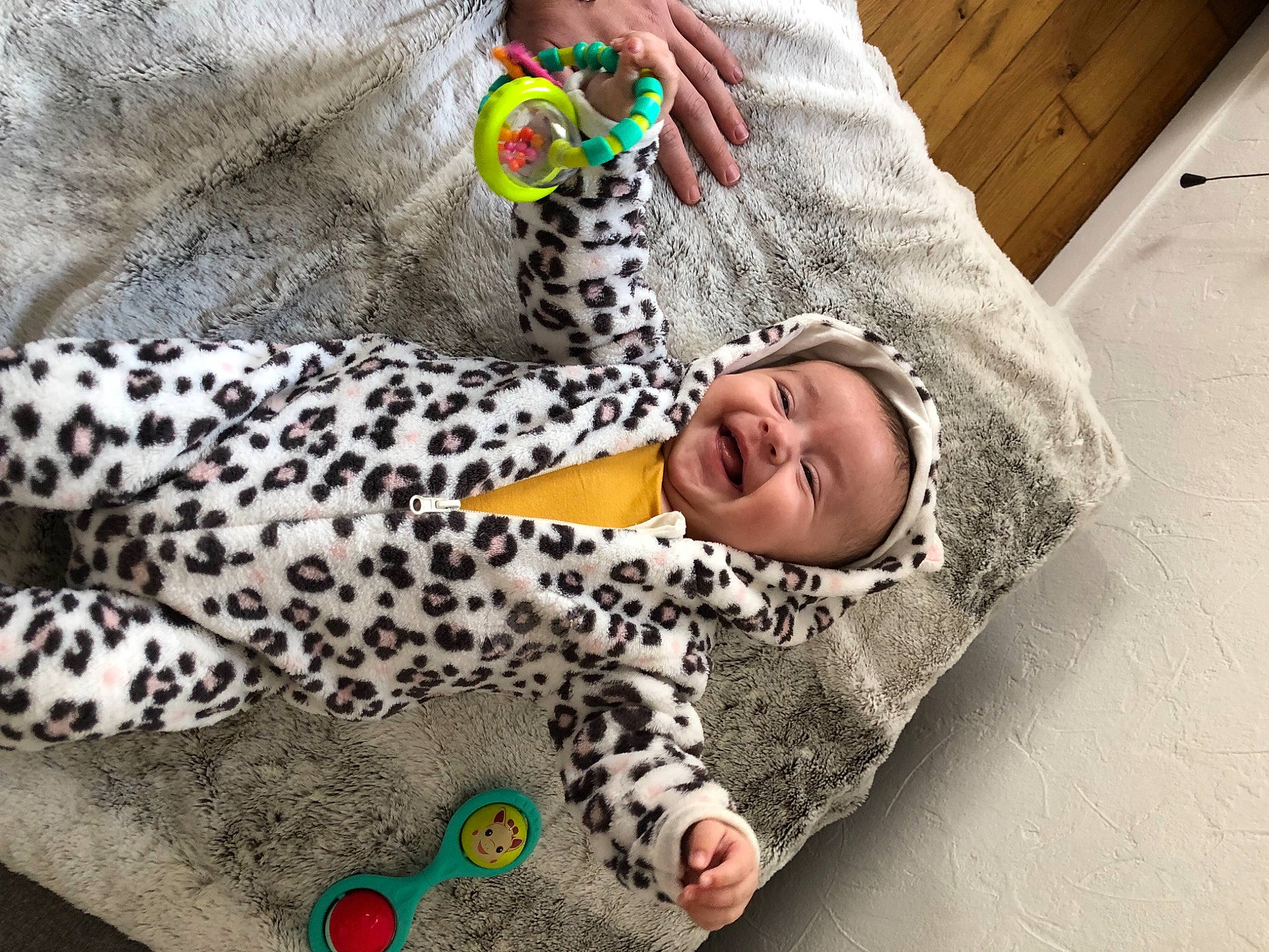 Cataleya participe au concours pour gagner de l'argent avec cette photo : baby, baby_toddler_clothing, big_cats, child, comfort, companion_dog, dalmatian, felidae, floor, flooring, fur, happy, headwear, linens, pattern, person, sleeve, smile, tail, textile