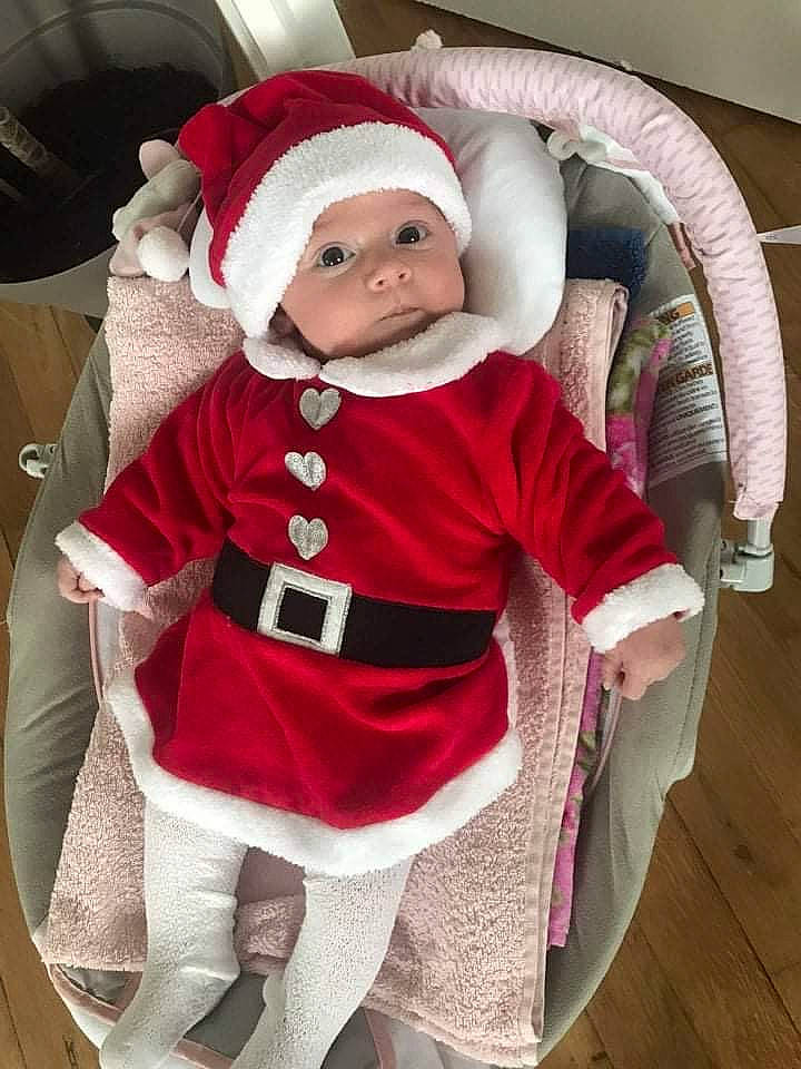 Cataleya participe au concours pour gagner de l'argent avec cette photo : baby, baby_toddler_clothing, cap, chair, christmas, christmas_eve, comfort, event, face, fictional_character, fur, hat, headwear, holiday, human_body, jacket, lap, person, santa_claus, sitting