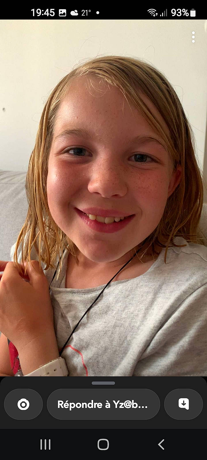 Ileana participe au concours pour gagner de l'argent avec cette photo : blond, brown_hair, cheek, chin, eyebrow, eyelash, face, flash_photography, gesture, hair, hairstyle, happy, iris, joy, lip, long_hair, neck, nose, person, skin