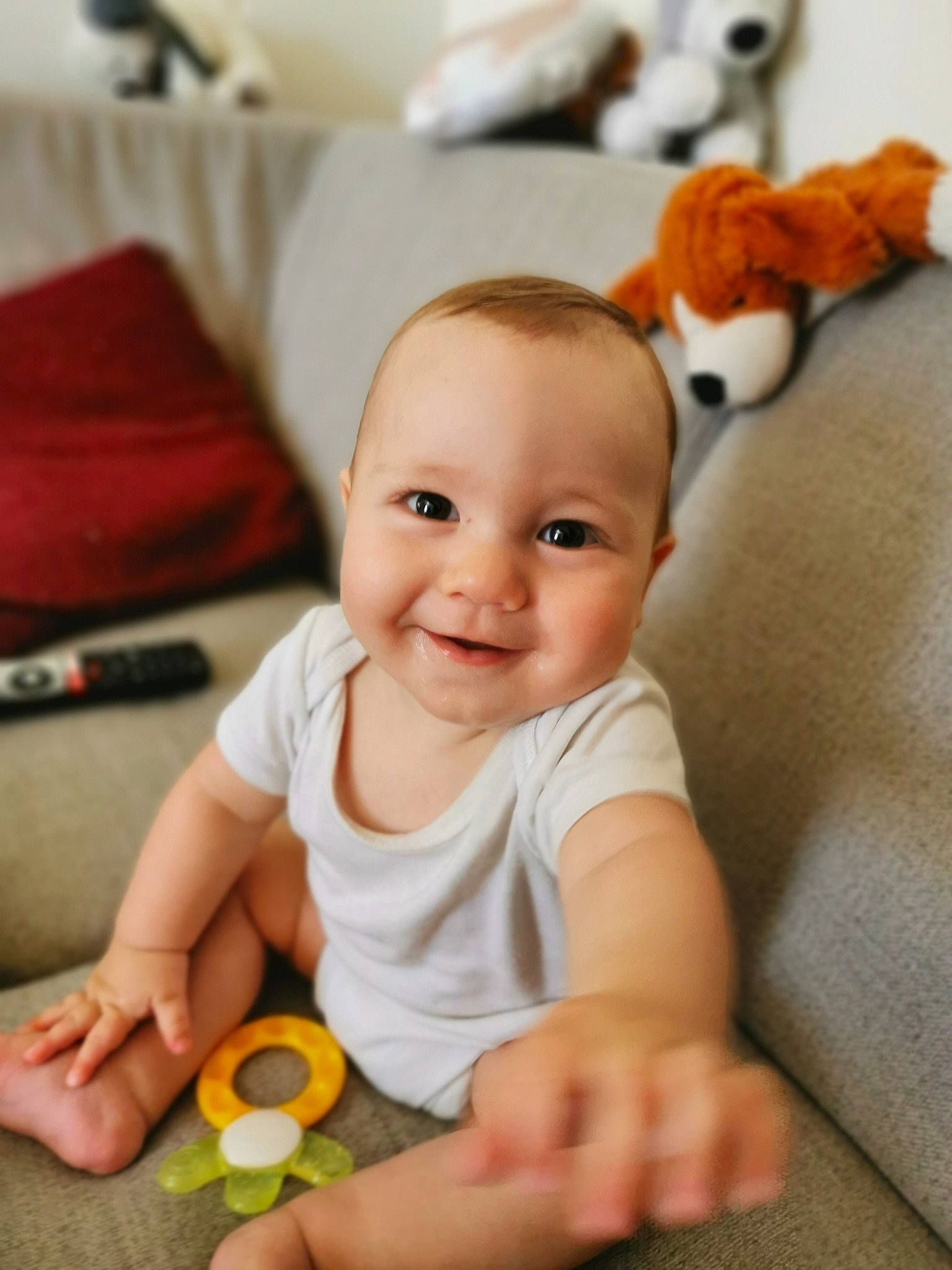 Ayden a rejoint le concours — aidez-le/la à gagner de superbes lots ! baby, baby_playing_with_toys, baby_toddler_clothing, cheek, comfort, face, finger, flooring, happy, head, iris, joy, nose, orange, person, photograph, product, skin, smile, toddler