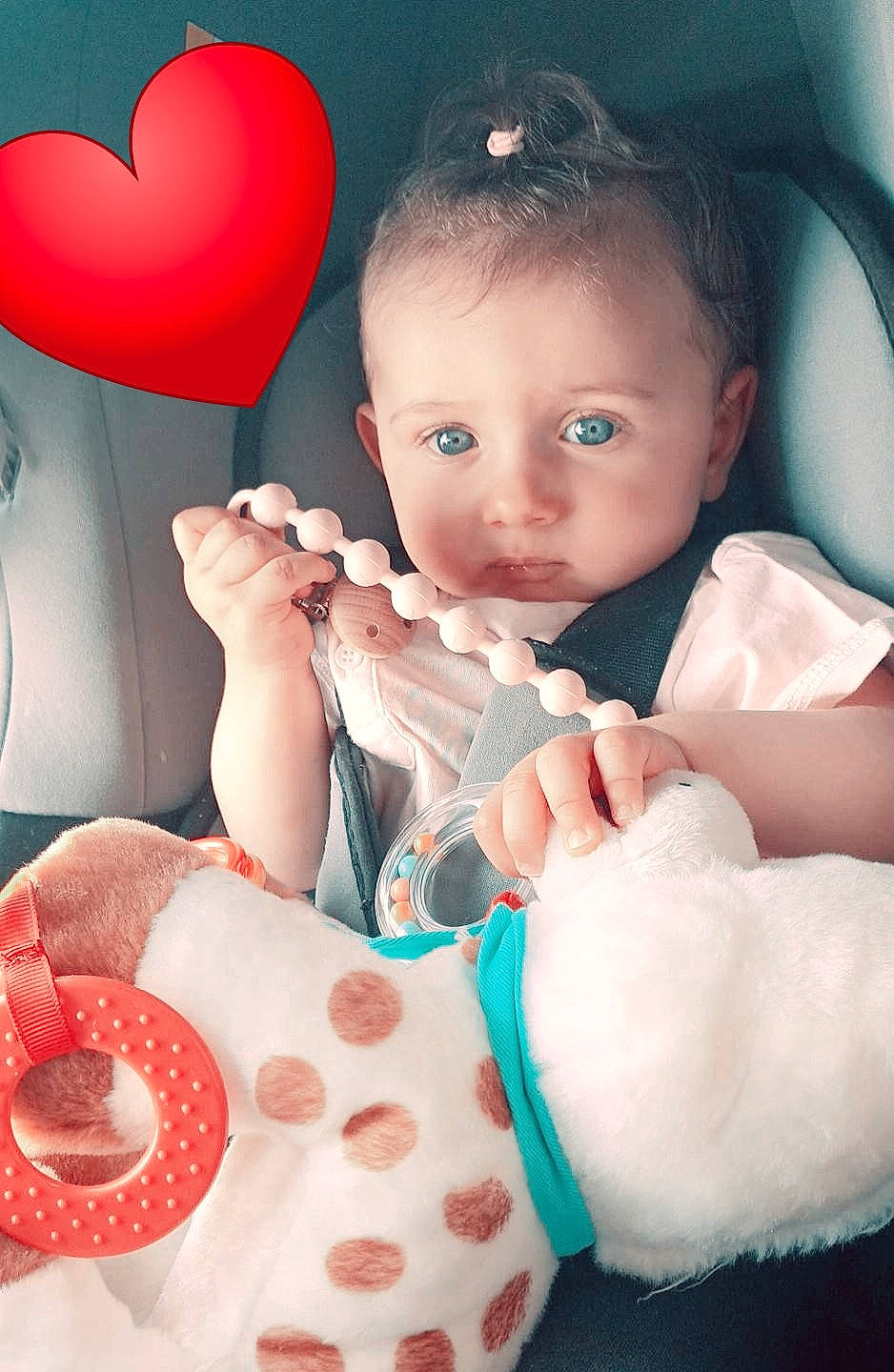 Léa participe au concours pour gagner de l'argent avec cette photo : arm, baby, baby_toddler_clothing, balloon, cheek, child, facial_expression, finger, flash_photography, gesture, hand, happy, mouth, organ, person, pink, skin, textile, thumb, toddler