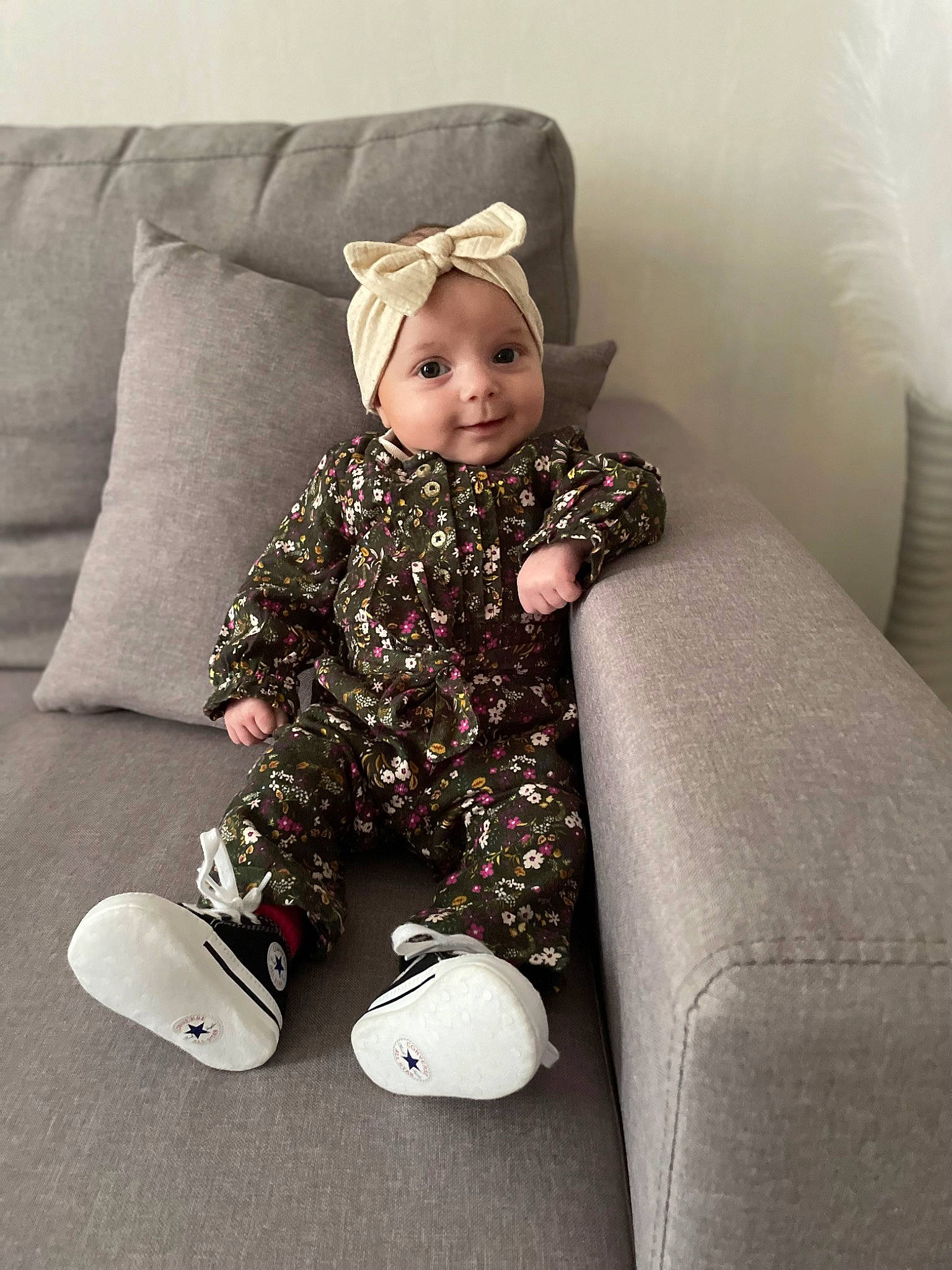 Leya a rejoint le concours — aidez-le/la à gagner de superbes lots ! baby, baby_toddler_clothing, child, comfort, couch, face, floor, flooring, hairstyle, headwear, human_leg, joy, knee, living_room, person, room, sitting, sleeve, smile, sock