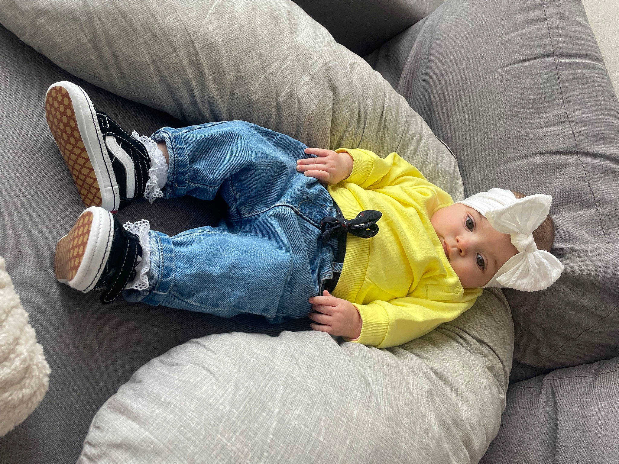Leya a rejoint le concours — aidez-le/la à gagner de superbes lots ! baby, baby_sleeping, child, comfort, couch, denim, finger, headwear, human_body, human_leg, joint, knee, lap, leg, linens, mammal, nap, person, sitting, textile