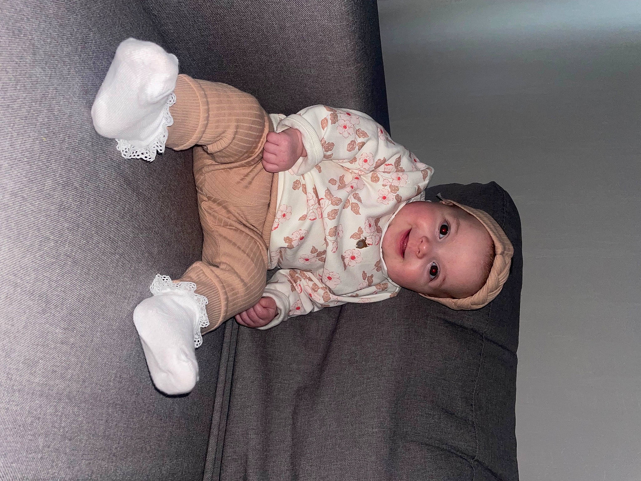 Leya a rejoint le concours — aidez-le/la à gagner de superbes lots ! baby, baby_products, baby_safety, baby_sleeping, baby_toddler_clothing, cheek, child, comfort, flooring, hand, human_body, joy, linens, pattern, person, portrait_photography, room, sitting, skin, sleeve