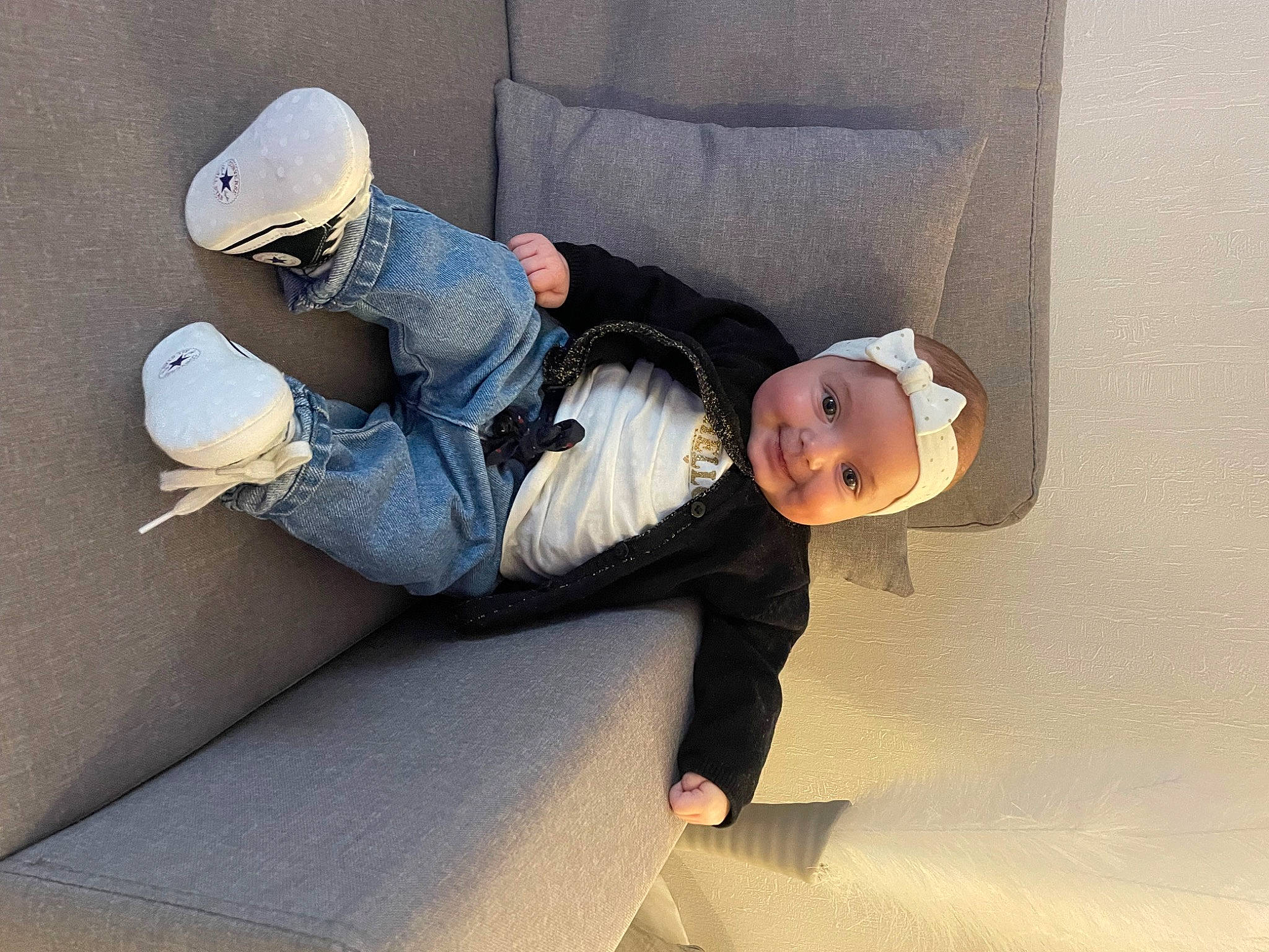 Leya a rejoint le concours — aidez-le/la à gagner de superbes lots ! child, comfort, concrete, denim, flooring, fun, headwear, human_body, human_leg, jeans, joy, knee, leg, leisure, linens, luxury_vehicle, nap, person, sitting, toddler