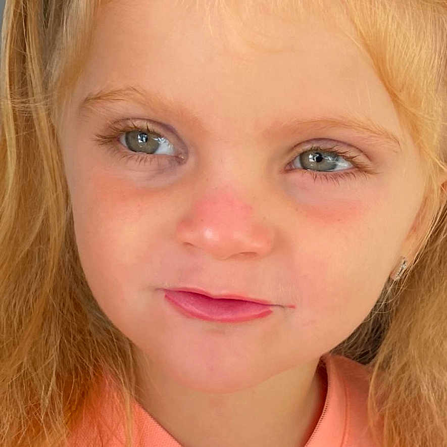 Alba participe au concours pour gagner de l'argent avec cette photo : accessories, blonde, bodypart, child, cosmetics, earring, face, female, girl, hair, happy, head, headband, jewelry, lipstick, mouth, person, photography, portrait, smile