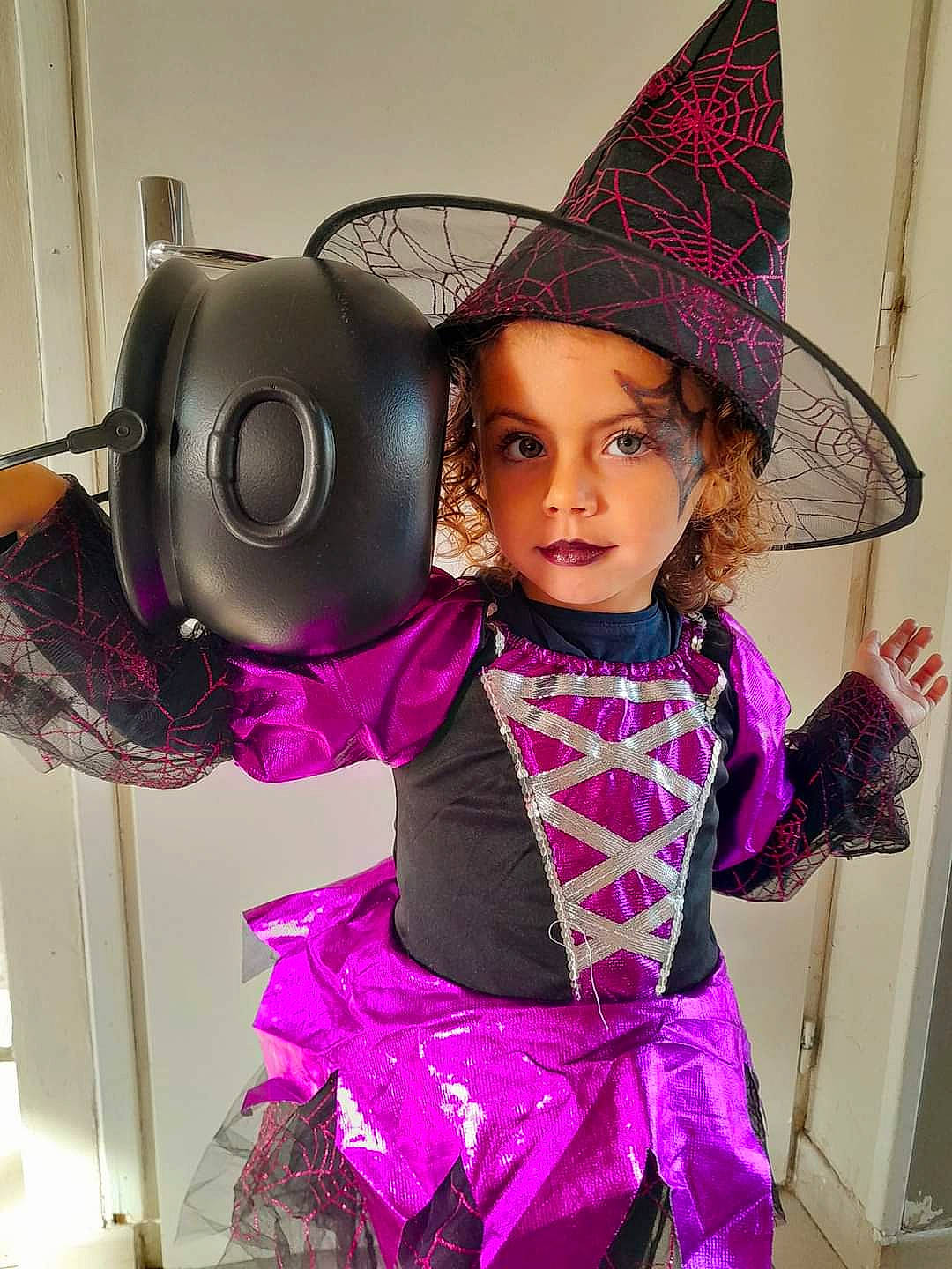 Maëlia participe au concours pour gagner de l'argent avec cette photo : baby_toddler_clothing, cool, costume, costume_hat, event, fashion, fashion_design, fictional_character, fun, hairstyle, hat, headgear, headwear, magenta, person, personal_protective_equipment, pink, purple, sleeve, sun_hat