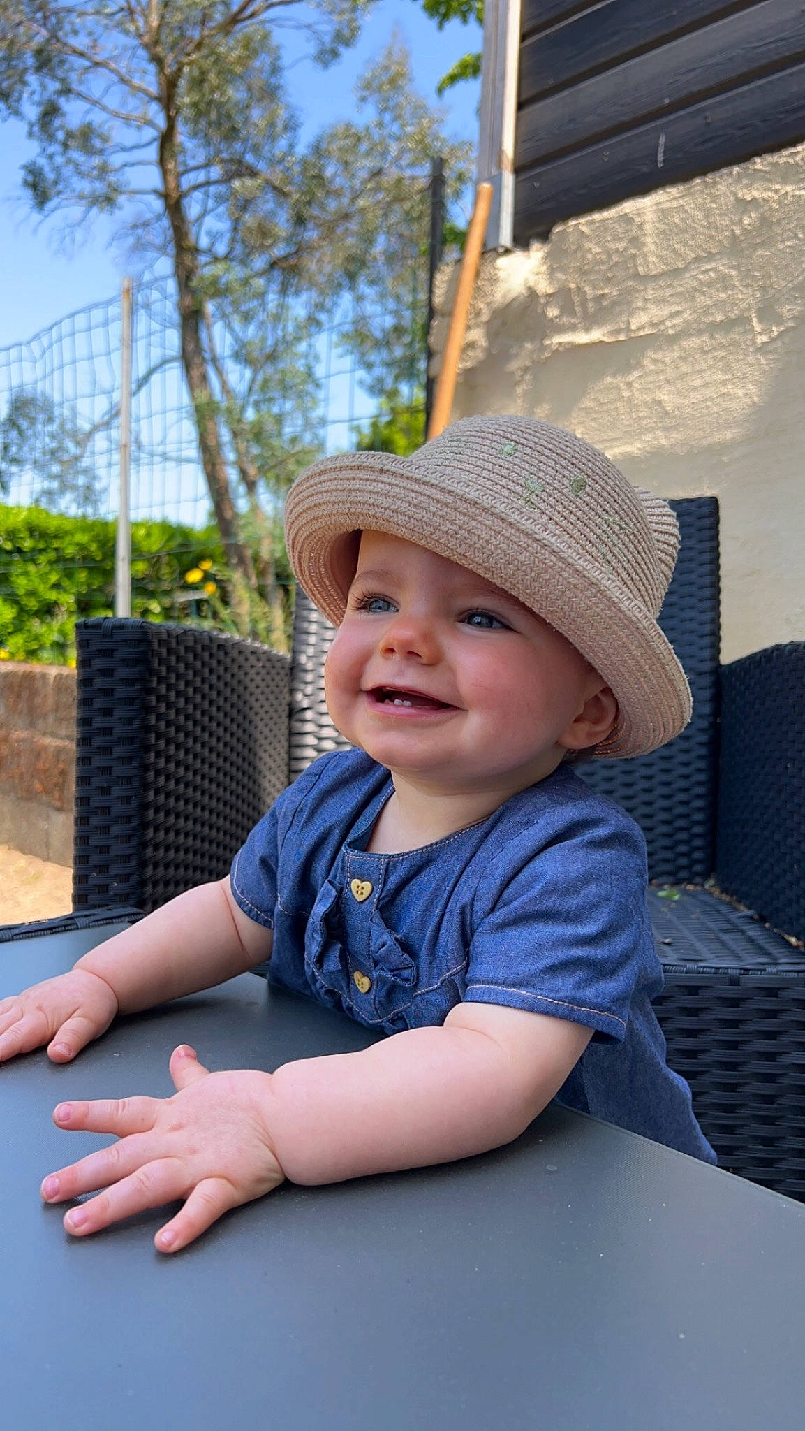 Jade a rejoint le concours — aidez-le/la à gagner de superbes lots ! baby, baby_toddler_clothing, cap, child, electric_blue, fun, grass, happy, hat, headgear, headwear, joy, leisure, person, plant, public_space, recreation, sky, smile, standing