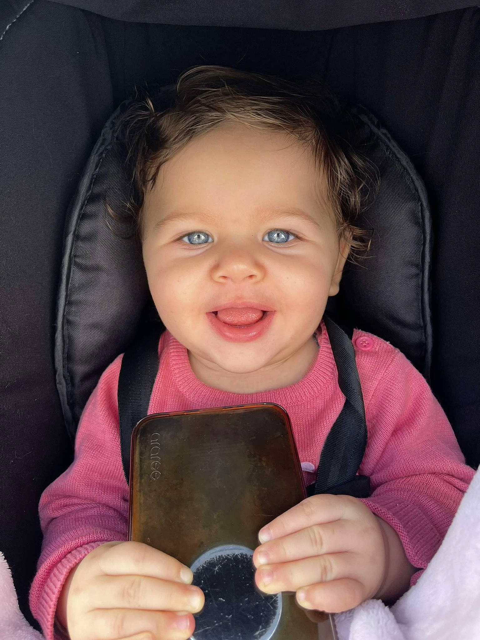 Kamilia a rejoint le concours — aidez-le/la à gagner de superbes lots ! arm, baby_toddler_clothing, cheek, chin, ear, eyebrow, finger, gesture, hand, happy, head, iris, lip, mouth, nose, person, skin, sleeve, smile, thumb