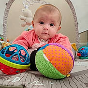 Emma a rejoint le concours — aidez-le/la à gagner de superbes lots ! baby, baby_gym, bright_colors, child, colorful, curious, cute, early_childhood, floor_play, indoor, infant, lying_down, pink_clothing, play_mat, playtime, plush_toy, soft_toy, star_light, toy, wide_eyes