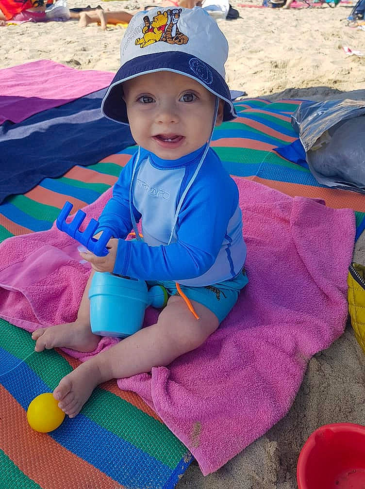 Darius a rejoint le concours — aidez-le/la à gagner de superbes lots ! baby_products, blue, child, day, fun, girl, headgear, headwear, infant, leisure, person, play, product, purple, recreation, summer, toddler, toy, vacation