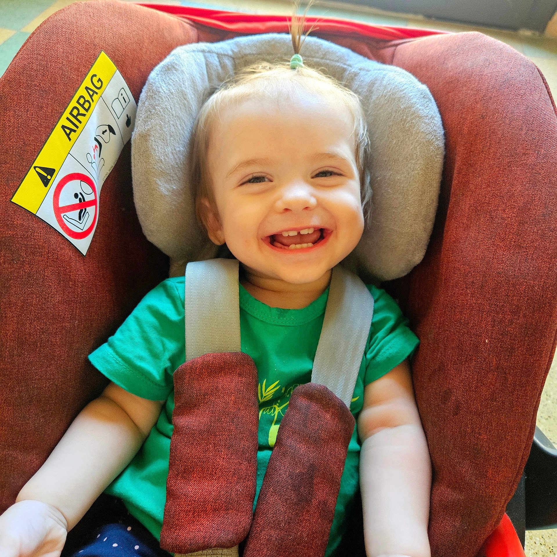 Narcisa a rejoint le concours — aidez-le/la à gagner de superbes lots ! toddler, child, smiling, car_seat, safety_harness, green_shirt, pony_tail, happy, face, baby, infant, seat_padding, indoors, cute, headrest, straps, clothing, person, portrait, close_up