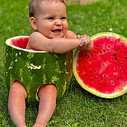 Elena a rejoint le concours — aidez-le/la à gagner de superbes lots ! baby, watermelon, grass, outdoor, smiling, happy, child, fruit, summer, cute, sitting, nature, green, playful, skin, feet, head, funny, fruit_slice, vacation