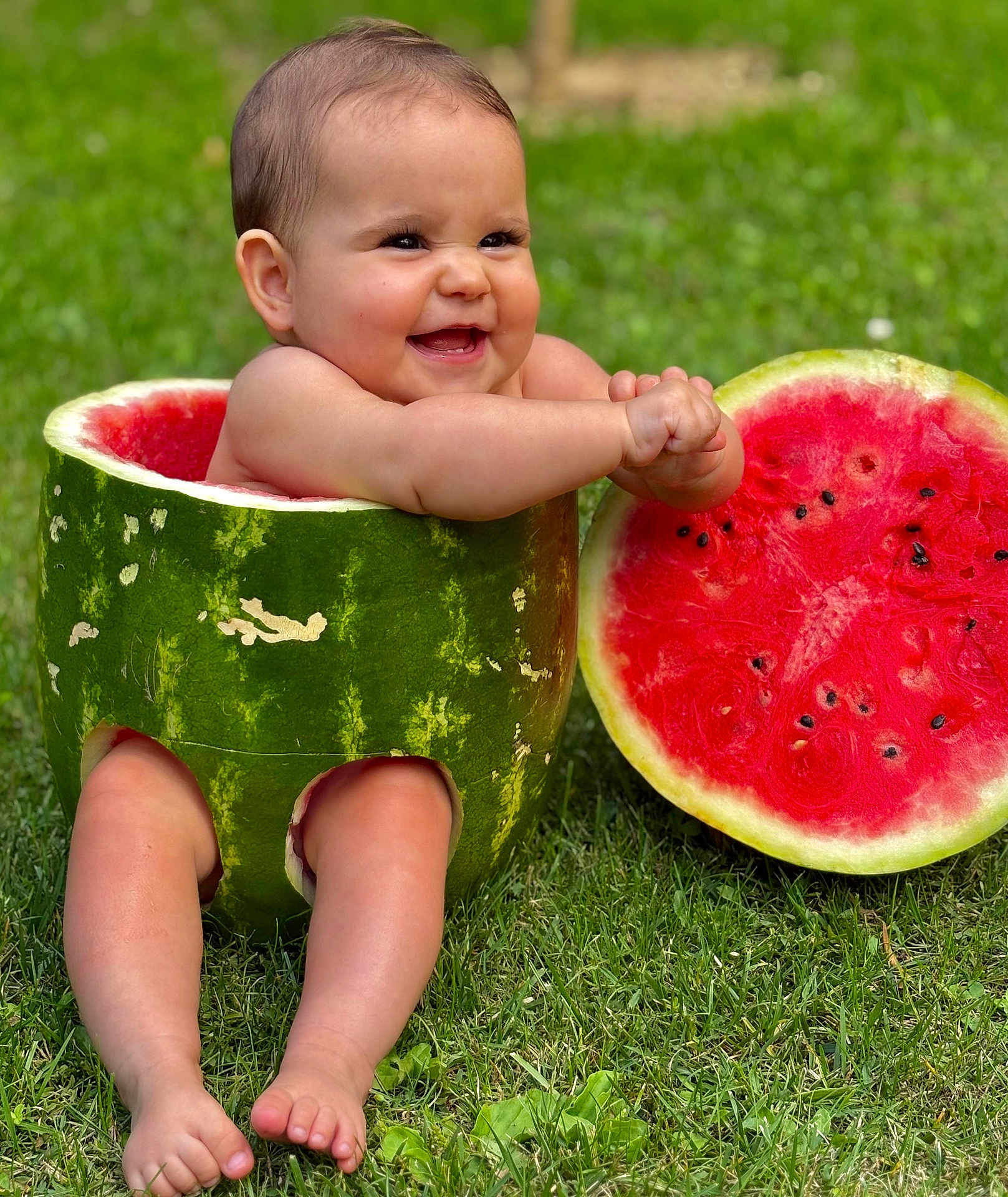 Elena a rejoint le concours — aidez-le/la à gagner de superbes lots ! baby, watermelon, grass, outdoor, smiling, happy, child, fruit, summer, cute, sitting, nature, green, playful, skin, feet, head, funny, fruit_slice, vacation