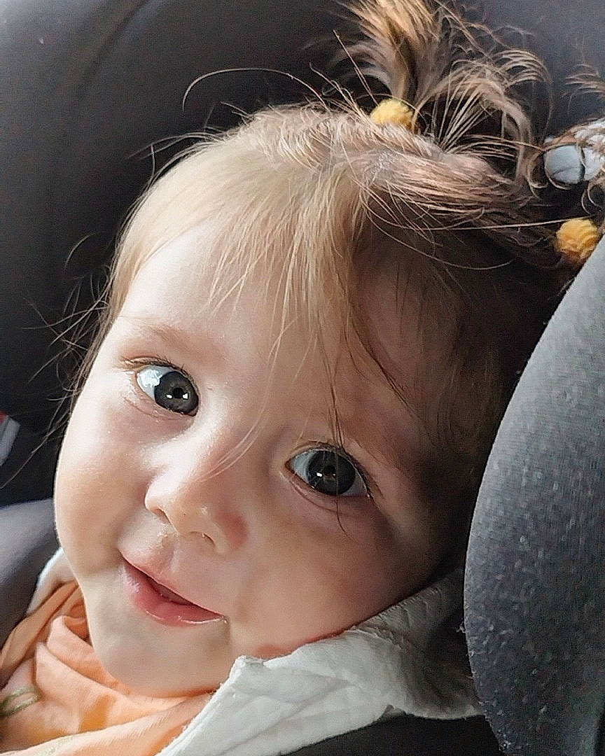 Sally participe au concours pour gagner de l'argent avec cette photo : baby, baby_toddler_clothing, blond, car_seat, cheek, child, chin, comfort, eyebrow, eyelash, flash_photography, gesture, happy, iris, lip, mouth, nose, person, skin, smile