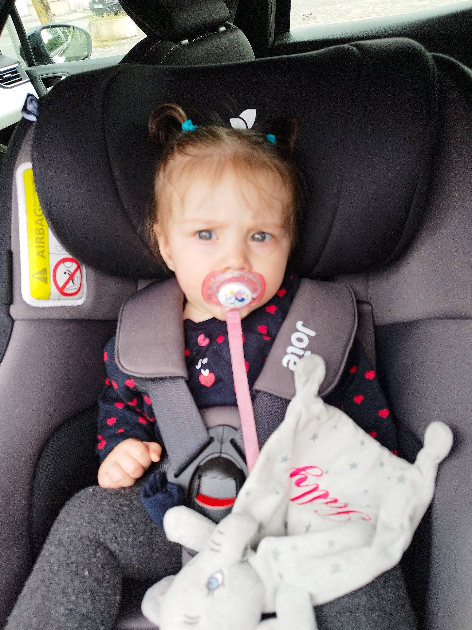 Sally a rejoint le concours — aidez-le/la à gagner de superbes lots ! auto_part, automotive_design, baby, baby_carriage, baby_products, car, car_seat, car_seat_cover, comfort, head_restraint, motor_vehicle, person, personal_luxury_car, plant, seat_belt, steering_part, steering_wheel, toddler, vehicle, vehicle_door