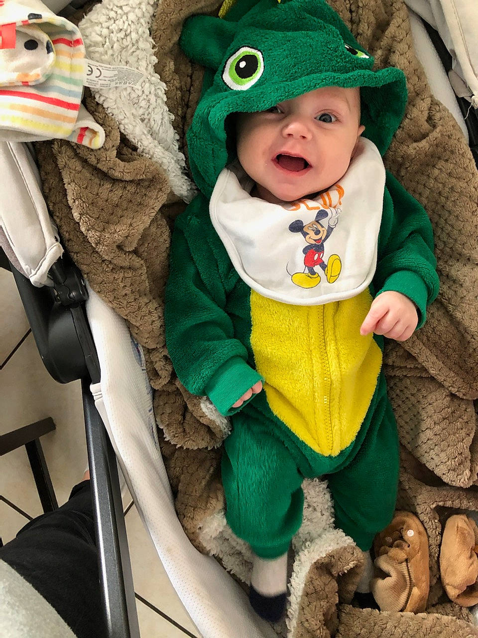 Jules a rejoint le concours — aidez-le/la à gagner de superbes lots ! baby, child, costume, fictional_character, green, headwear, holiday, person, plant, saint_patricks_day, skin, toddler, winter
