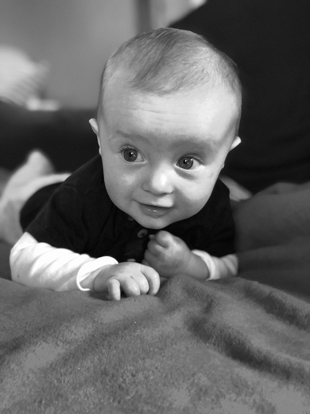 Maé a rejoint le concours — aidez-le/la à gagner de superbes lots ! arm, baby, black_and_white, cheek, chin, comfort, eye, flash_photography, flooring, gesture, grey, hand, happy, iris, monochrome, monochrome_photography, people, person, style, toddler