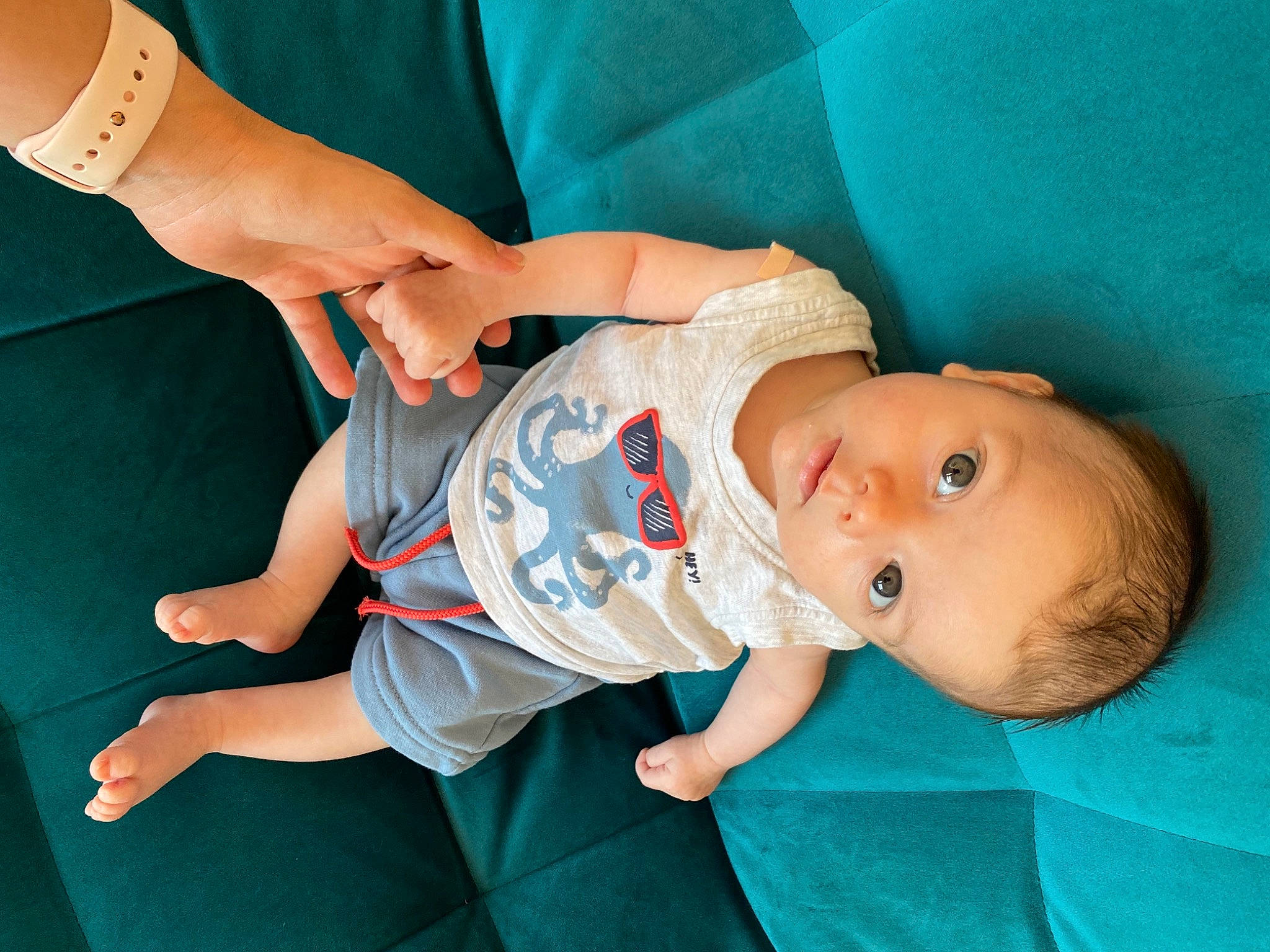 Ulysse a rejoint le concours — aidez-le/la à gagner de superbes lots ! baby, baby_products, baby_toddler_clothing, cheek, comfort, elbow, electric_blue, eye, finger, gesture, happy, human_body, human_leg, joint, knee, nail, person, sleeve, thigh, toddler