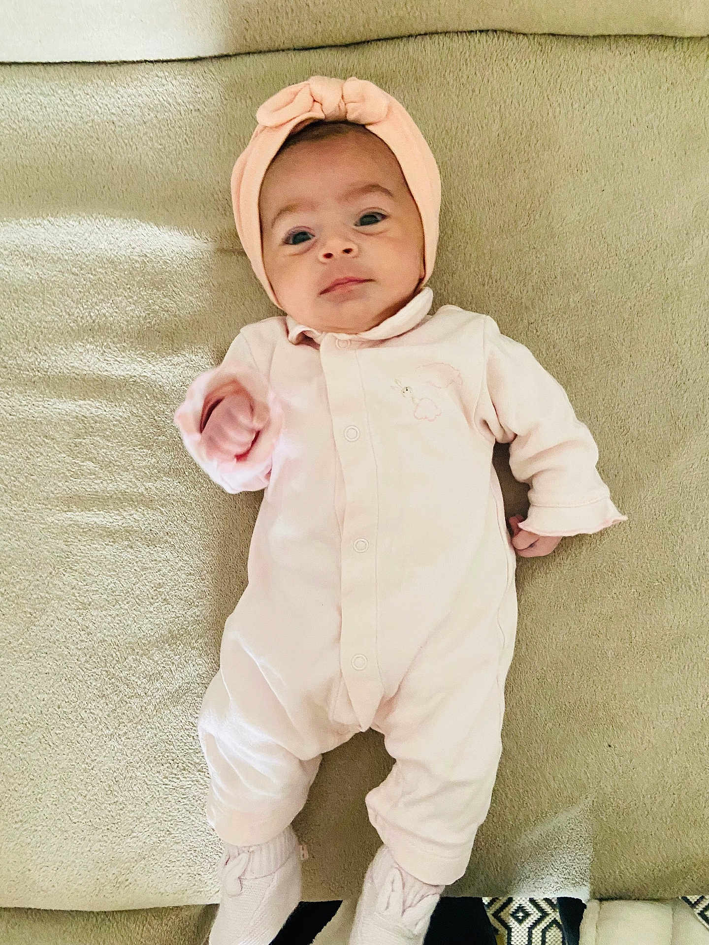 Ayla a rejoint le concours — aidez-le/la à gagner de superbes lots ! baby, infant, onesie, headband, blanket, beige, pink, lying_down, face, eyes, hand, feet, sock, portrait, indoors, cute, soft_texture, newborn, child, smile