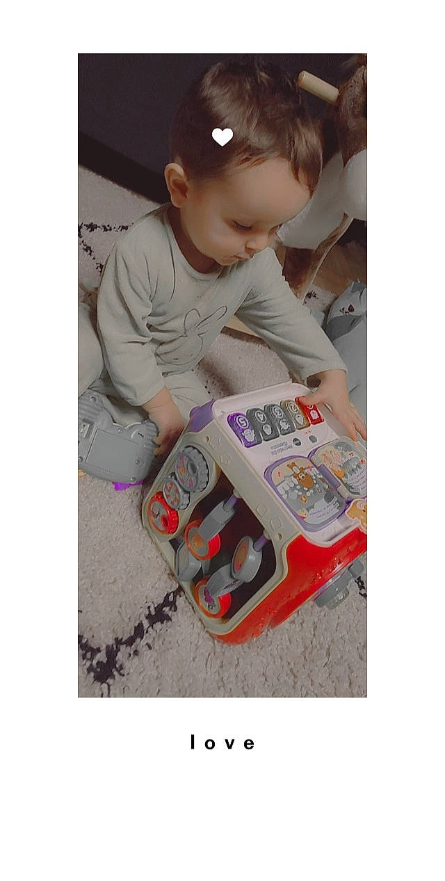Söann participe au concours pour gagner de l'argent avec cette photo : baby, baby_products, baby_toddler_clothing, baby_toys, box, child, flooring, font, gadget, home_appliance, magenta, office_equipment, office_supplies, output_device, person, play, product, sitting, sleeve, t_shirt