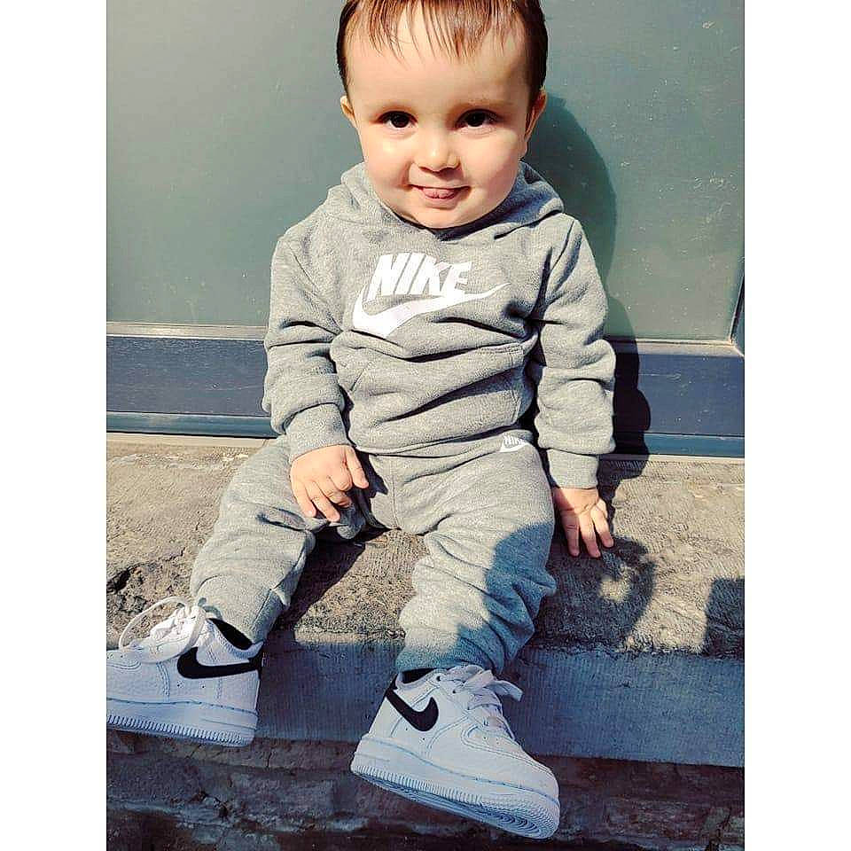 Söann participe au concours pour gagner de l'argent avec cette photo : baby, baby_toddler_clothing, beauty, child, cool, electric_blue, eye, face, flash_photography, gesture, grey, happy, human, joy, pattern, person, product, sleeve, smile, style