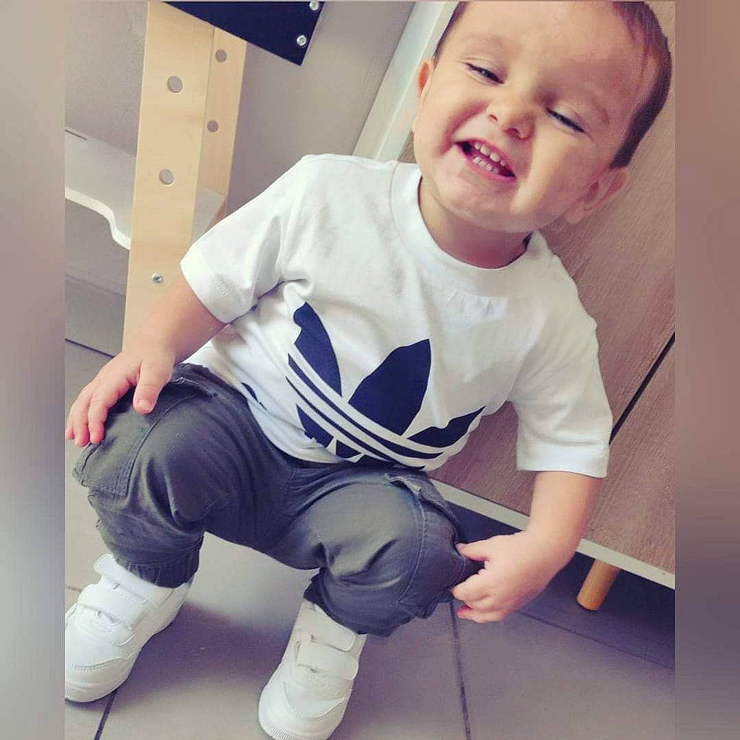 Söann participe au concours pour gagner de l'argent avec cette photo : arm, baby, baby_toddler_clothing, child, comfort, cool, elbow, electric_blue, happy, human_leg, knee, neck, person, shorts, shoulder, sleeve, smile, sportswear, t_shirt, thigh