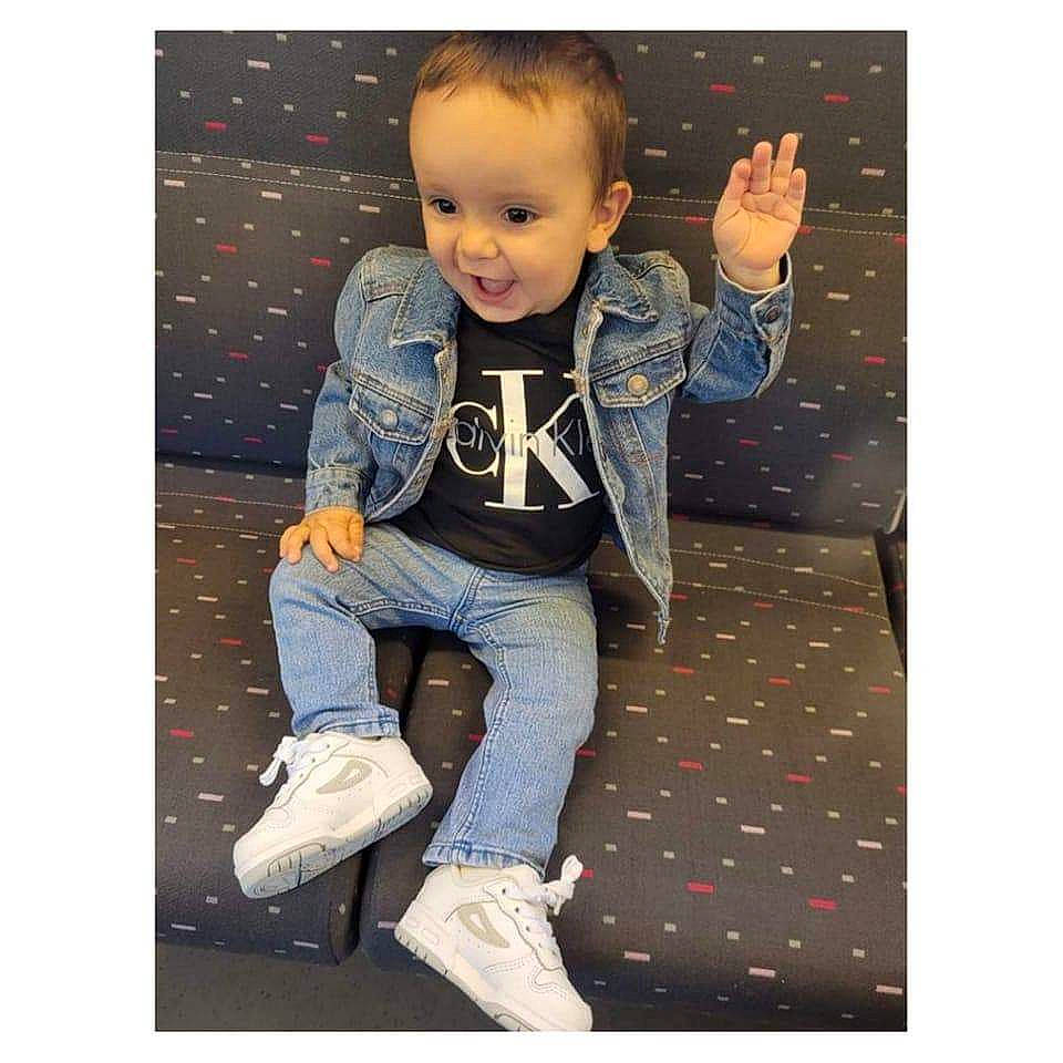 Söann participe au concours pour gagner de l'argent avec cette photo : baby, baby_toddler_clothing, child, collar, denim, electric_blue, fashion, flash_photography, formal_wear, fun, happy, outerwear, pattern, person, sitting, sleeve, smile, sportswear, t_shirt, textile