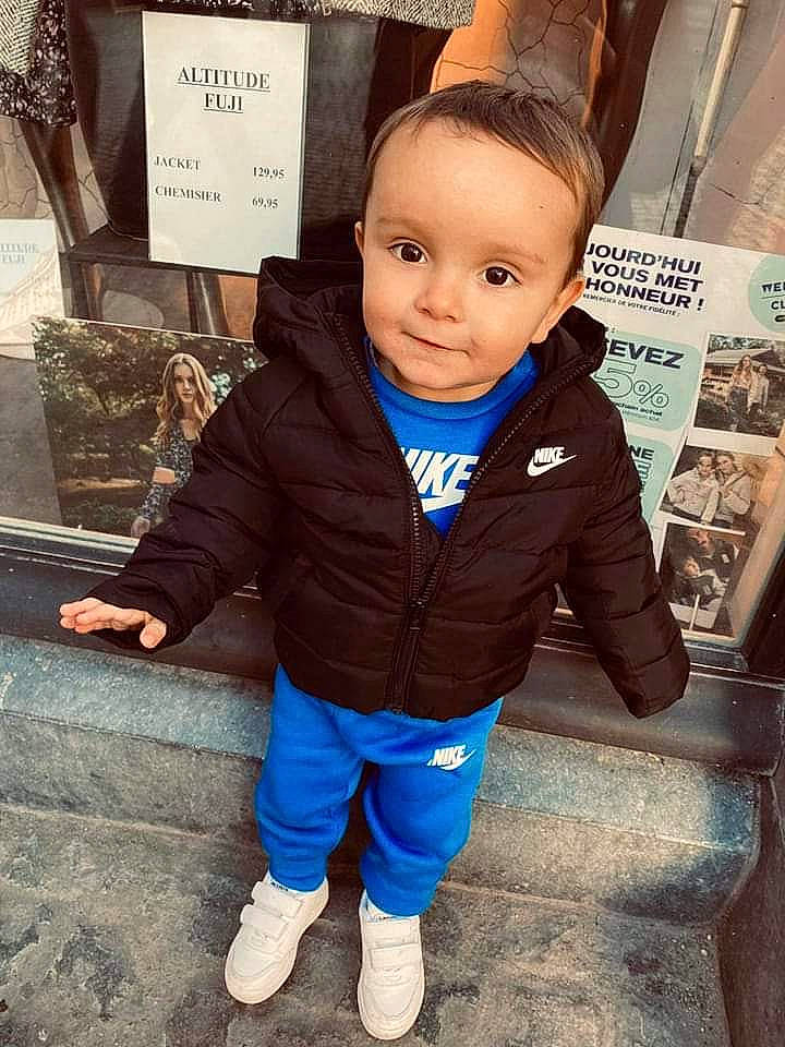 Söann participe au concours pour gagner de l'argent avec cette photo : baby, child, cool, denim, electric_blue, fun, fur, happy, hat, hoodie, jacket, person, sitting, sleeve, toddler, top, tourism, vacation, winter