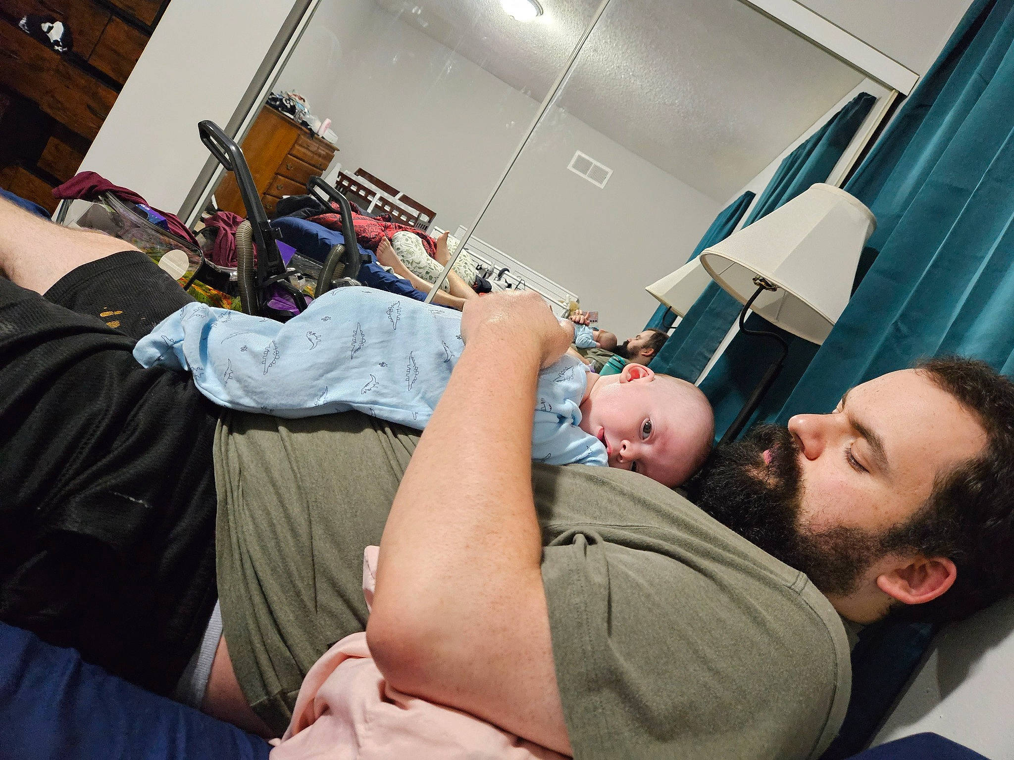 Atticus is registered to the contest to win money with this photo: automotive_design, beard, comfort, elbow, eyewear, finger, fun, gesture, hand, health_care, human_leg, joint, knee, leg, medical_procedure, person, room, service, shoulder, t_shirt