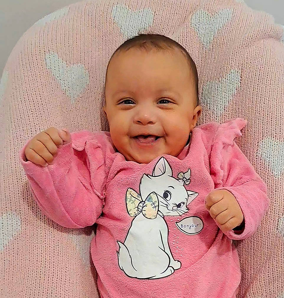 Jenna a rejoint le concours — aidez-le/la à gagner de superbes lots ! baby, baby_toddler_clothing, beauty, cheek, child, comfort, happy, iris, joy, linens, nose, organ, person, photograph, pink, product, skin, sleeve, smile, textile