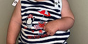 Daan a rejoint le concours — aidez-le/la à gagner de superbes lots ! baby, beach_theme, cheerful, child, couch, crab_toy, cute, happy, hat, indoor, infant, person, playful, red_toy, sitting, smiling, striped_clothing, striped_outfit, toy, white_hat