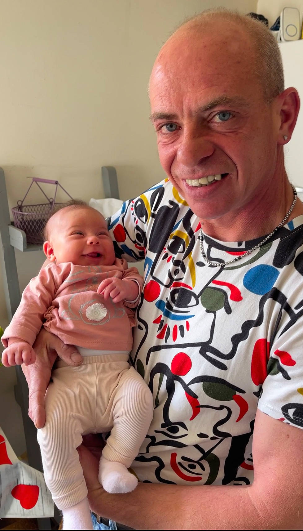 Lyia a rejoint le concours — aidez-le/la à gagner de superbes lots ! baby, baby_toddler_clothing, cheek, child, chin, comfort, eye, face, facial_expression, fun, happy, head, iris, joy, lap, mouth, muscle, nose, person, skin