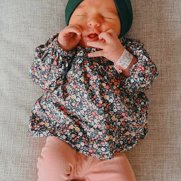 Charlyze a rejoint le concours — aidez-le/la à gagner de superbes lots ! arm, baby, baby_sleeping, baby_toddler_clothing, cheek, chin, collar, comfort, face, finger, hand, headgear, human_body, mouth, neck, nose, pink, skin, sleeve, textile