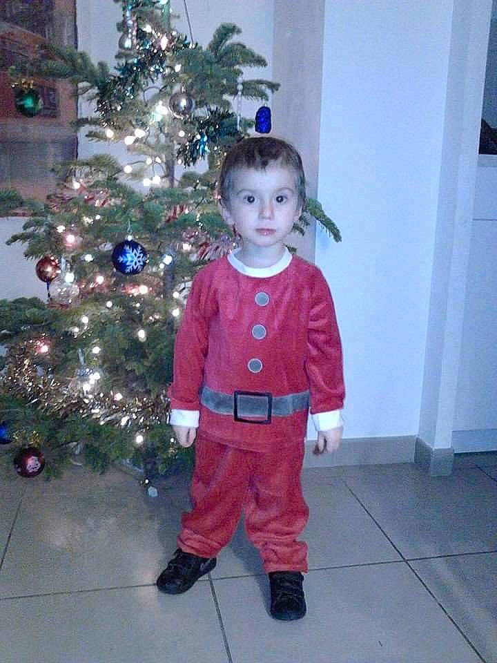 Nolhann participe au concours pour gagner de l'argent avec cette photo : child, christmas, christmas_decoration, christmas_eve, christmas_ornament, christmas_tree, costume, event, fir, holiday, holiday_ornament, outerwear, person, pine_family, plant, standing, toddler, tree