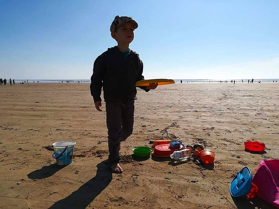 Nolhann participe au concours pour gagner de l'argent avec cette photo : beach, bucket, child, cloud, coast, landscape, natural_environment, ocean, person, play, sand, sea, shore, sky, soil, summer, tourism, travel, vacation