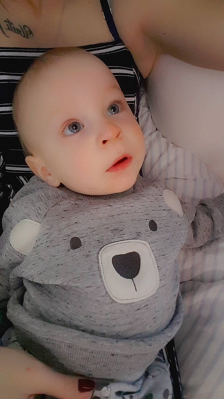 Swan a rejoint le concours — aidez-le/la à gagner de superbes lots ! baby, baby_toddler_clothing, cheek, child, chin, collar, eye, eyebrow, eyelash, head, human_body, iris, lip, mouth, neck, nose, person, skin, sleeve, surprise