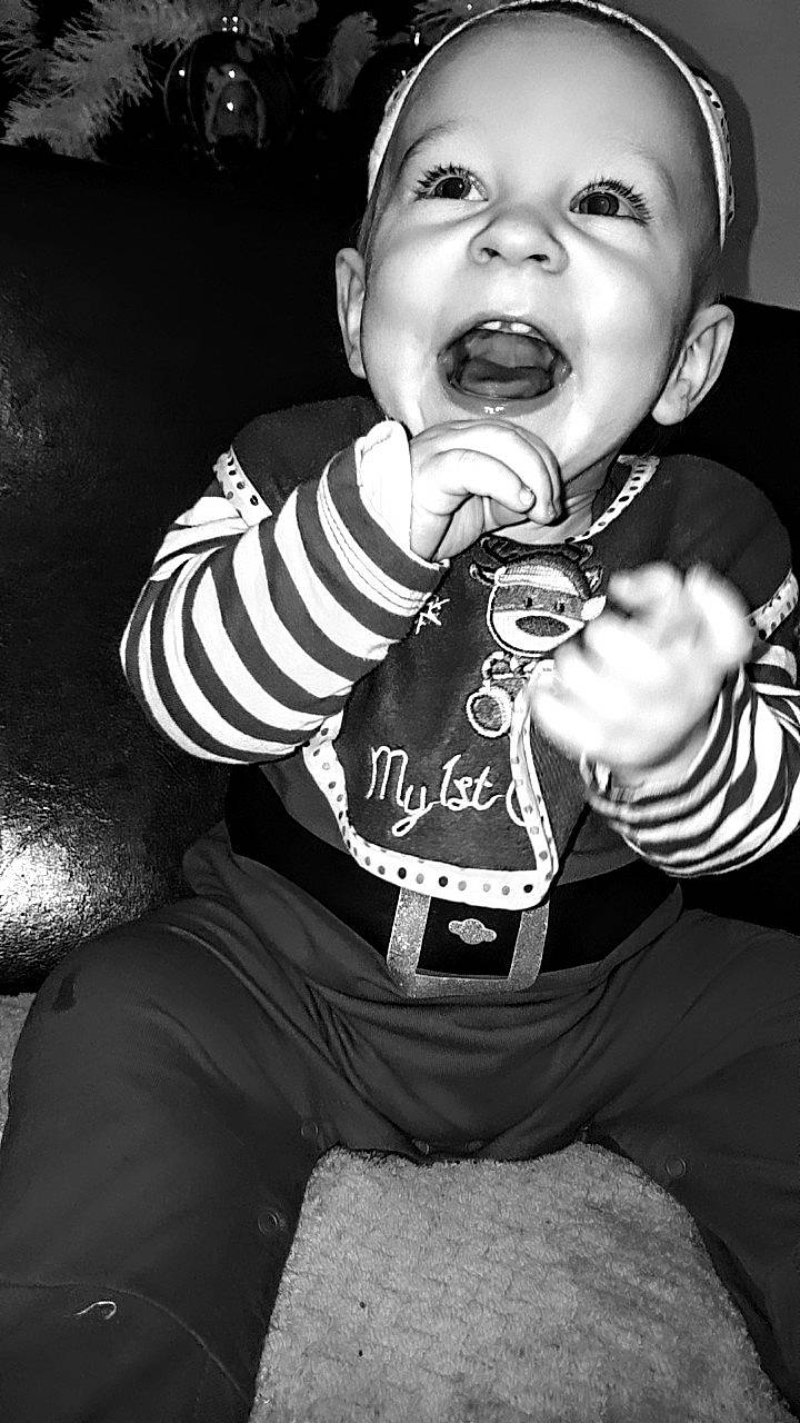 Swan participe au concours pour gagner de l'argent avec cette photo : arm, baby_toddler_clothing, black, black_and_white, cheek, eye, flash_photography, gesture, hand, head, human, human_body, lip, mouth, nose, organ, person, photograph, sleeve, standing